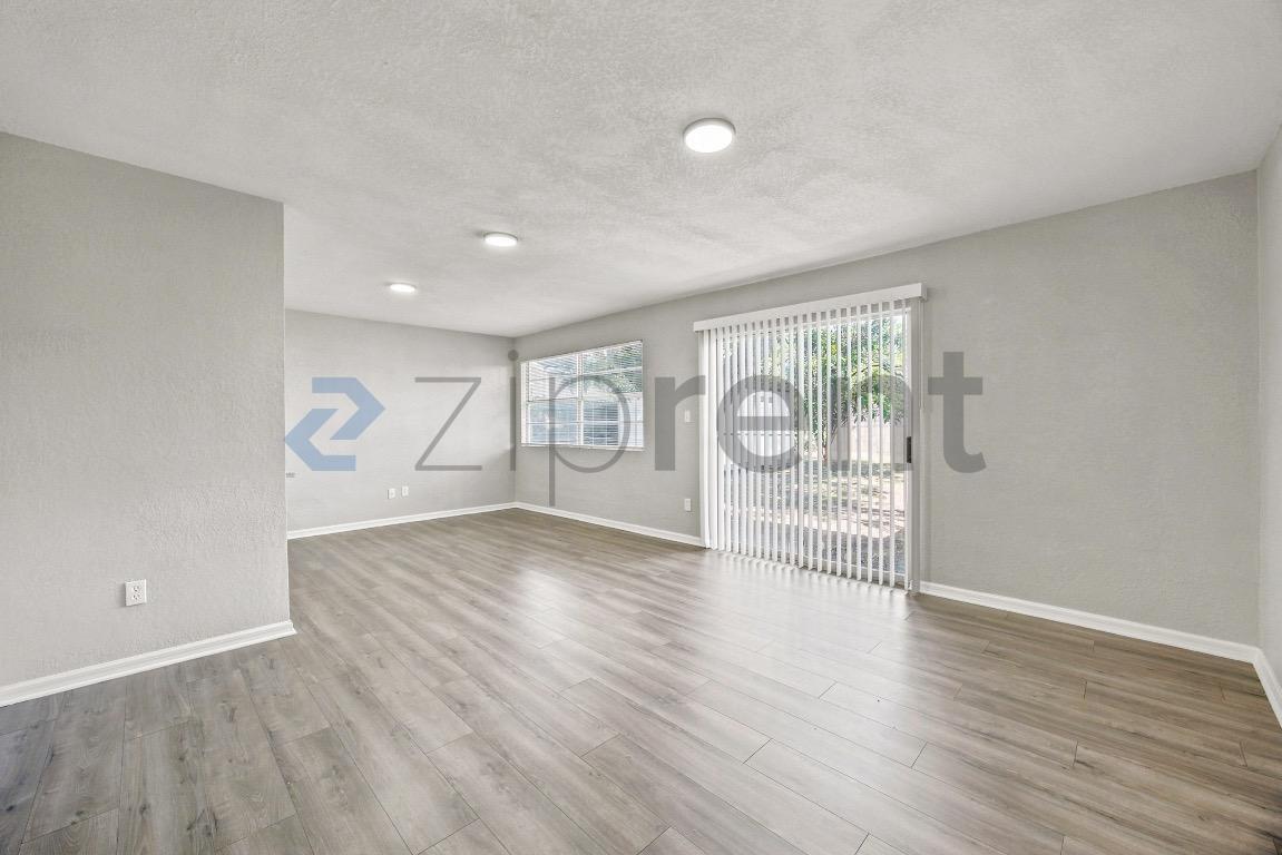 Building Photo - Unit
