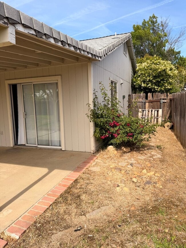 Building Photo - 3-bedroom, 2-bath home in great neighborhood!