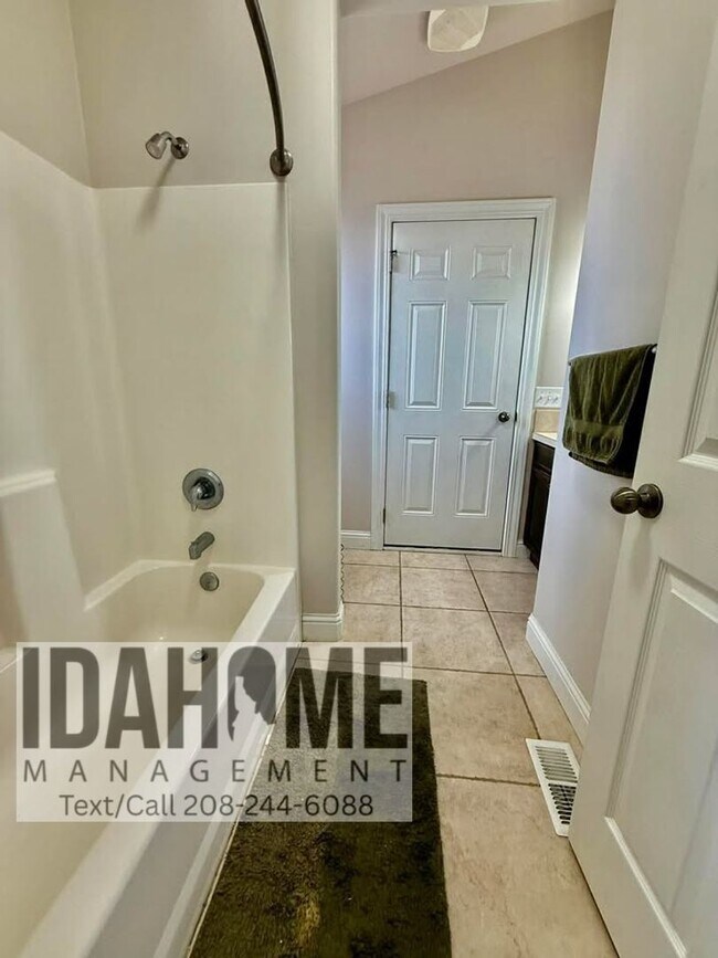 Building Photo - 2049 Sunrise Way