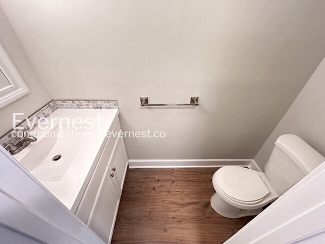 Building Photo - 2 Bed/2.5 Bath Townhome with Off-Street Parking / Available Now!