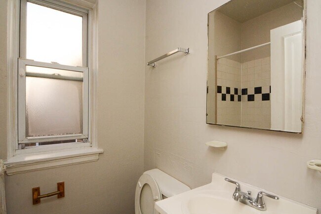 Building Photo - 2832 N Burling St