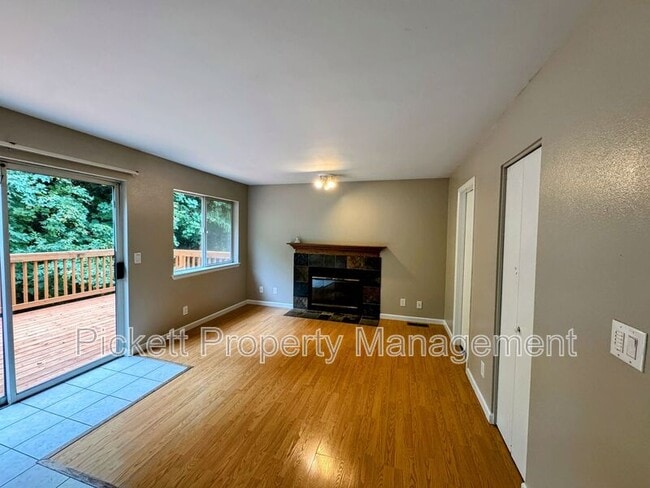 Building Photo - 1081 NE Shadybrook Ct