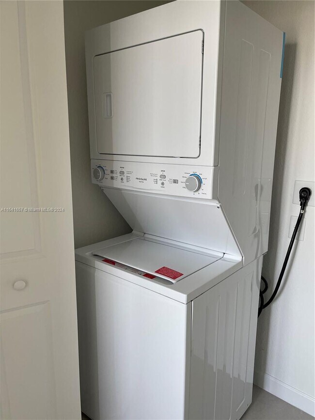 Building Photo - 21447 NE 2nd Pl