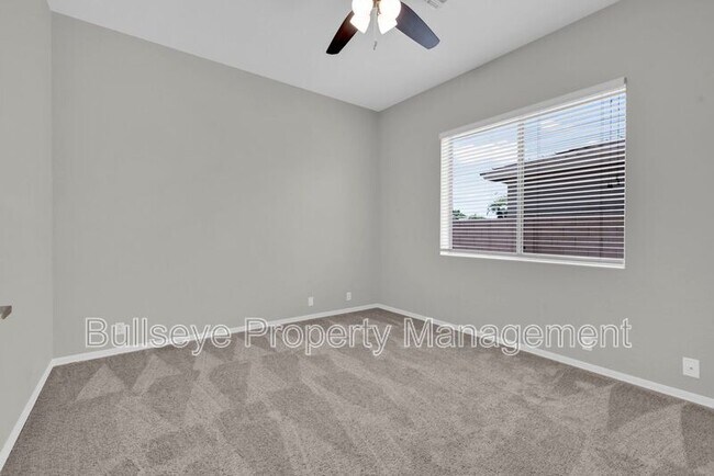 Building Photo - 1550 N Robin Ln