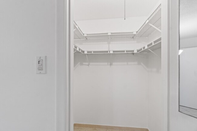 Building Photo - 2615 NE 1st Ct