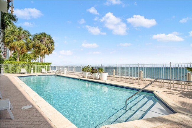 Building Photo - 725 NE 22nd St