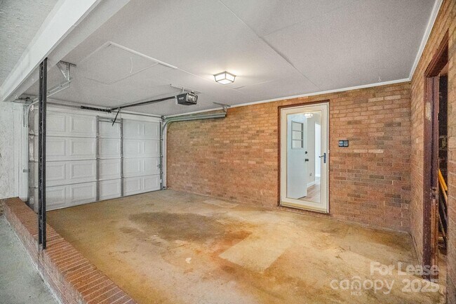 Building Photo - 540 Hoover Rd