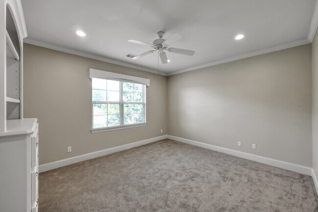 Building Photo - 2101 Elmen St