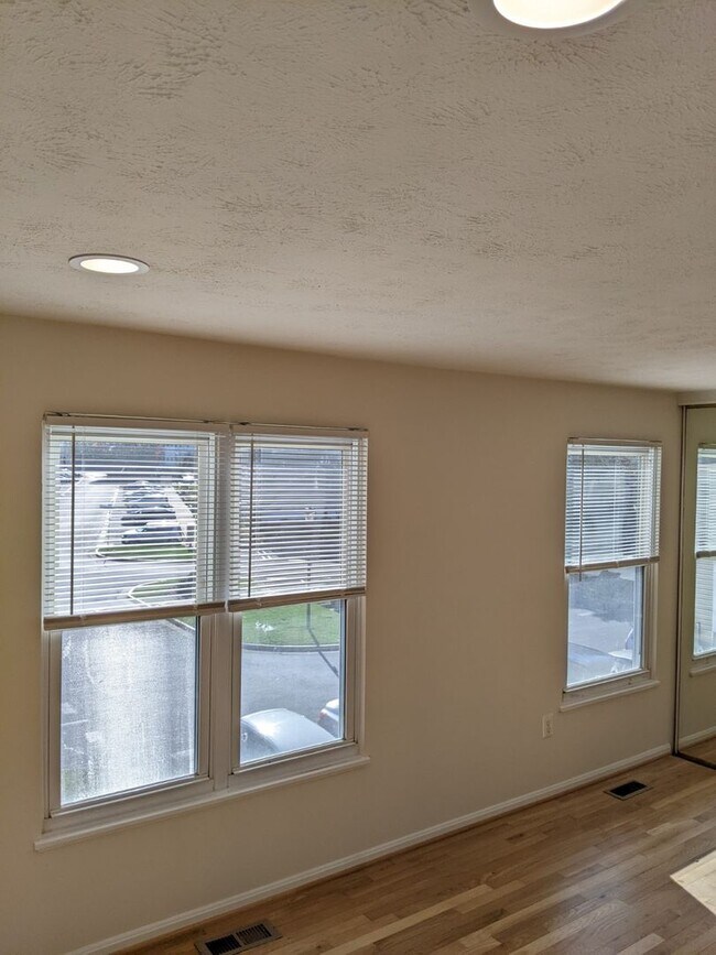 Building Photo - Renovated townhouse in established Frederick neighborhood ready mid February!