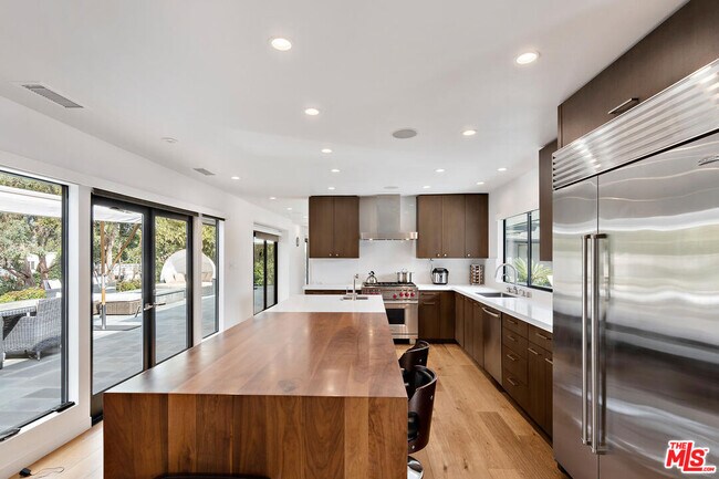 Building Photo - 3035 Lake Glen Dr