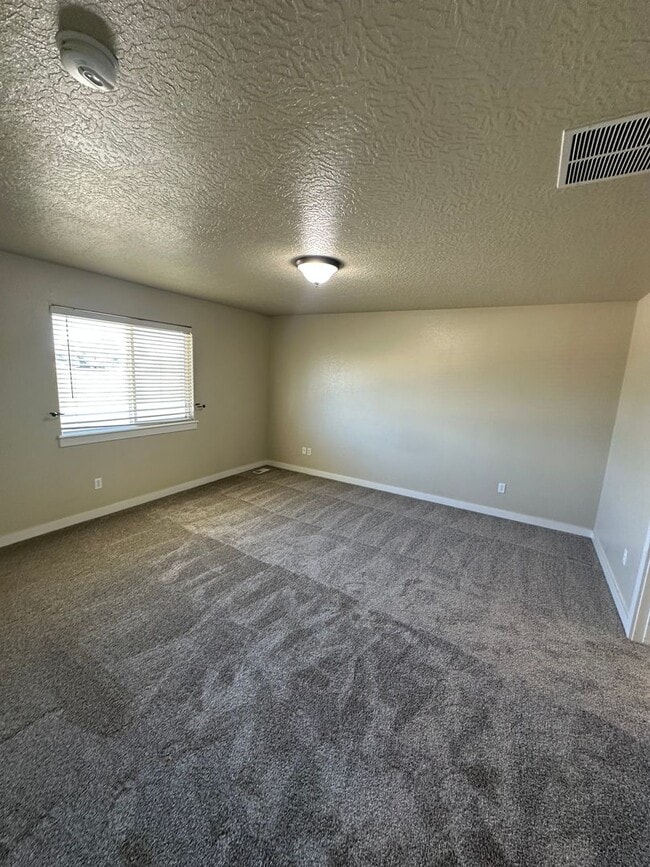 Building Photo - New Carpet! Super Meridian Location!!! Man...