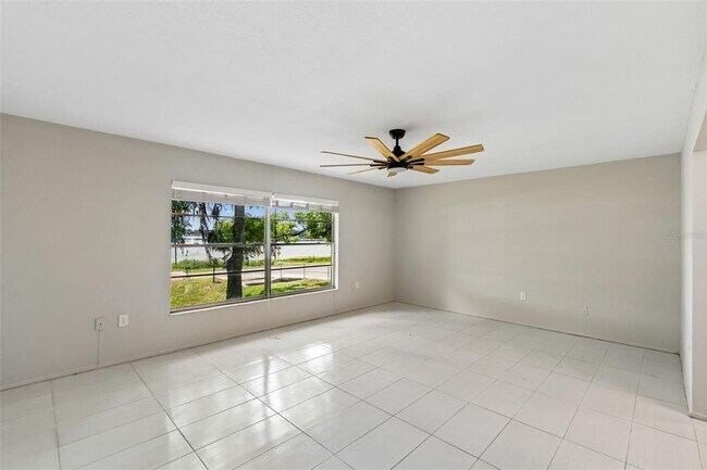 Building Photo - 400 E Silver Star Rd