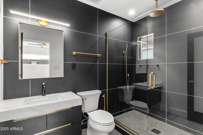 Building Photo - 2502 E Whitton Ave