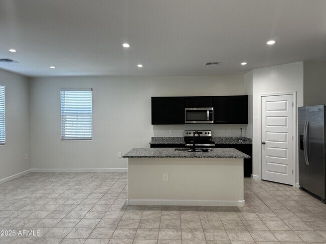 Building Photo - 2116 W Sable Ave