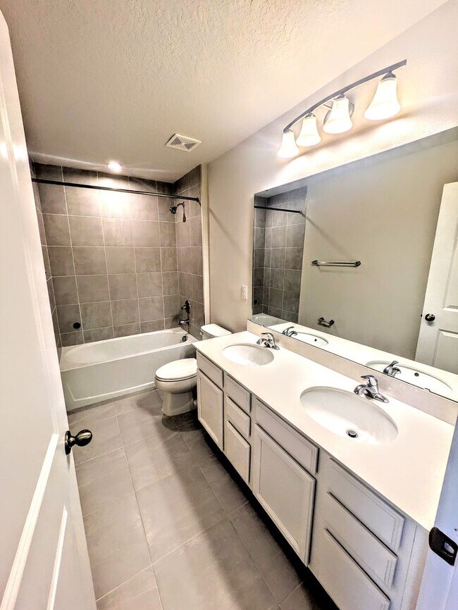 Building Photo - Annual UNfurnished NEW 4/ 2 1/2 home off S...