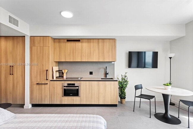 Building Photo - 121 NE 5th St