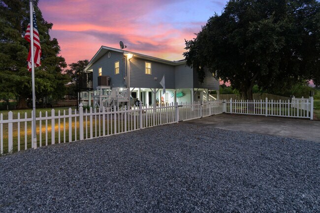 Building Photo - 806 Deer Dr