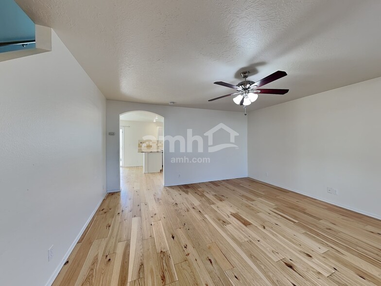 Building Photo - 895 E Folgado Ct