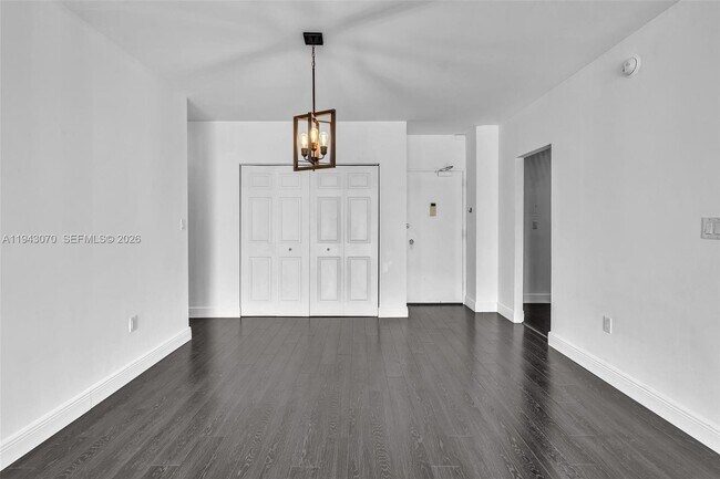 Building Photo - 500 Bayview Dr