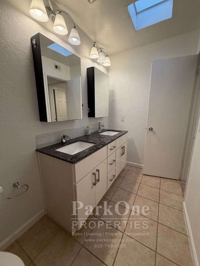 Building Photo - Spacious Condo Near Downtown Walnut Creek Available Now!