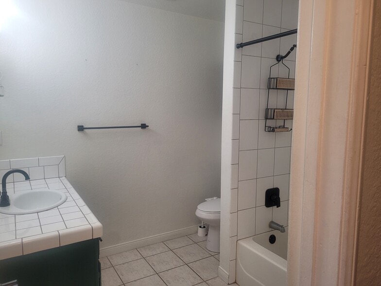 Building Photo - 542 N Shelton St