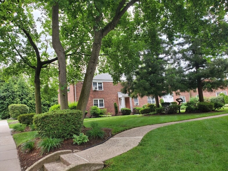 Building Photo - 100 Huguenot Ave