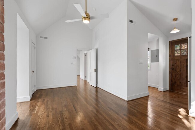 Building Photo - Heritage Historic - Unit B