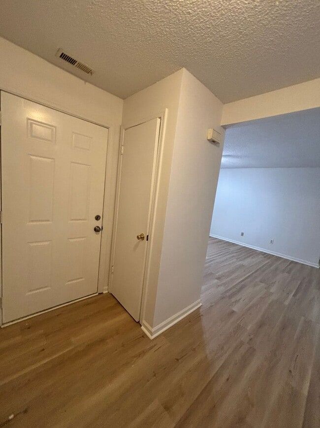Building Photo - 562 Candle Ln