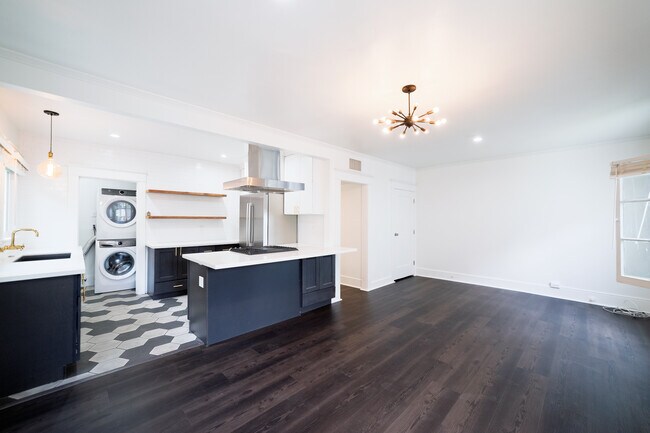 Building Photo - 1020 N Kingsley Dr