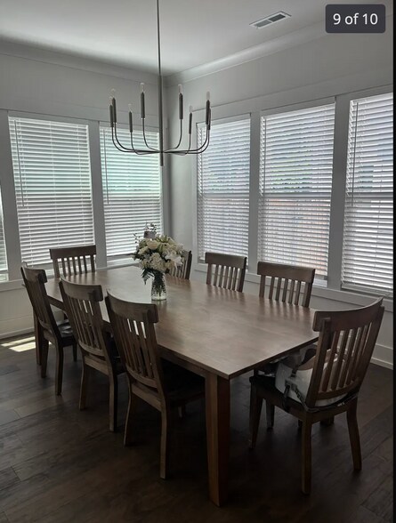 Dining - 5216 Lynnville Ave