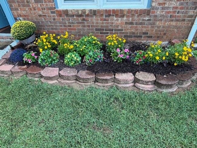 Building Photo - Beautifully Renovated 3-Bedroom, 2.5-Bath ...