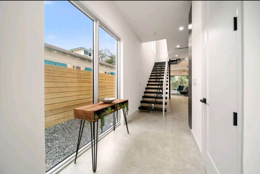 Building Photo - 1514 NE 5th Ct