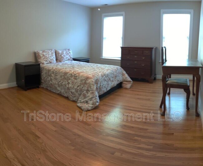 Building Photo - 14512 Harvington Dr