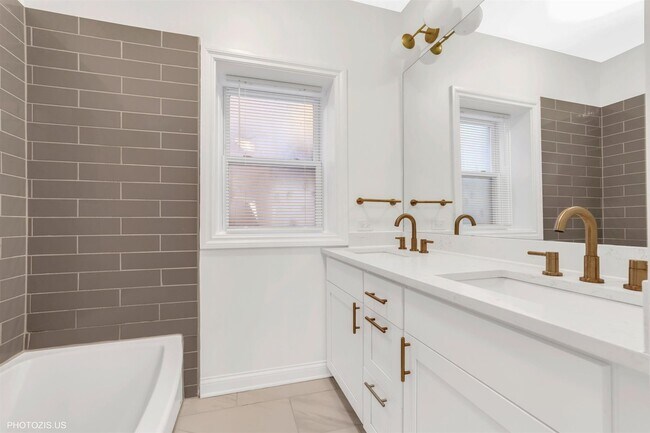 Building Photo - 6711 S Paxton Ave