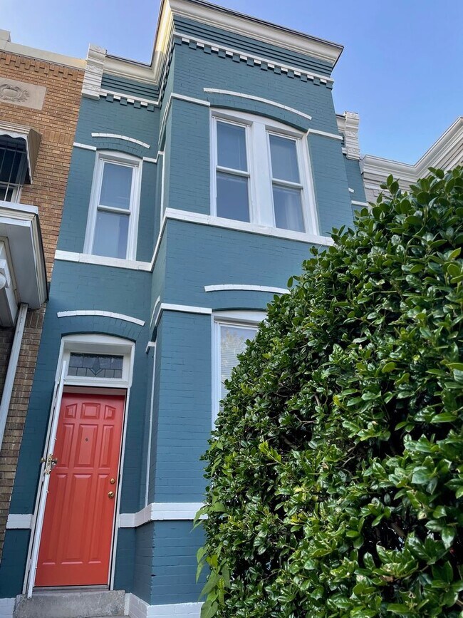 Building Photo - 1332 E St NE