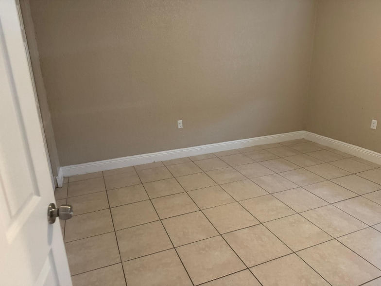 Building Photo - 1665 17th Ave N