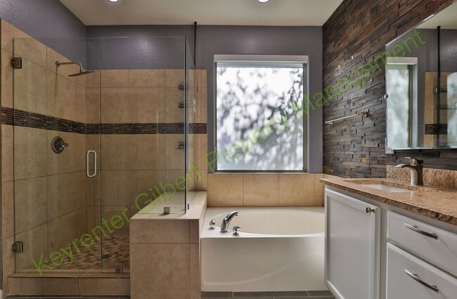 Building Photo - Spacious 4-Bedroom Home with Pool in Gilbe...