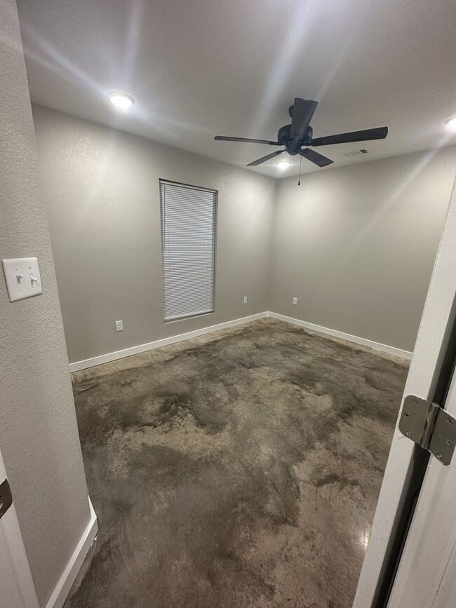 Building Photo - 3 BED 2 BATH HOUSE ON AN ACRE OF LAND! Pet...