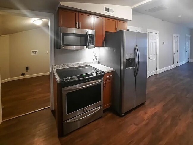 Building Photo - Updated 2 Bedroom | 1 Bathroom  868 Square...