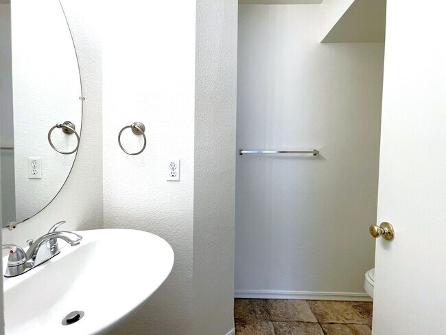 Building Photo - Spacious Home in Ivey Pointe!