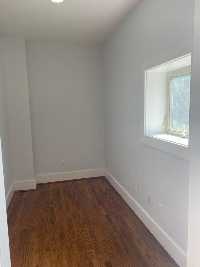 Building Photo - Vanderbilt Place - Wonderful Location 3 bedrooms/3 1/2 baths