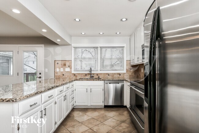 Building Photo - 15520 Golden Ridge Ct