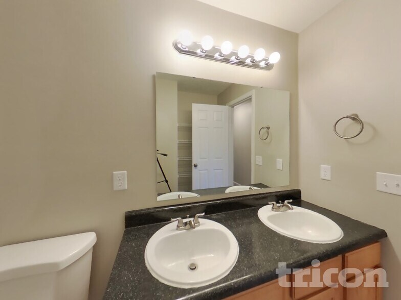 Building Photo - 6953 W Briar Park View