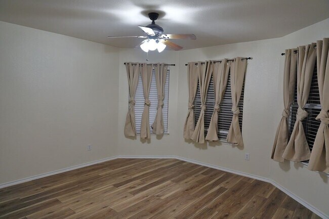 Building Photo - 2900 Bluffs Ct