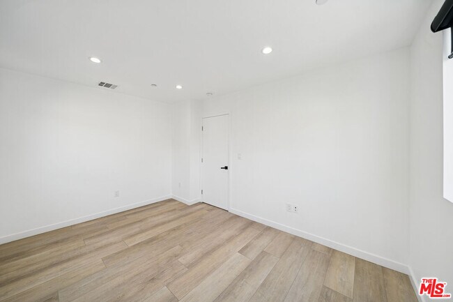 Building Photo - 837 N Harvard Blvd