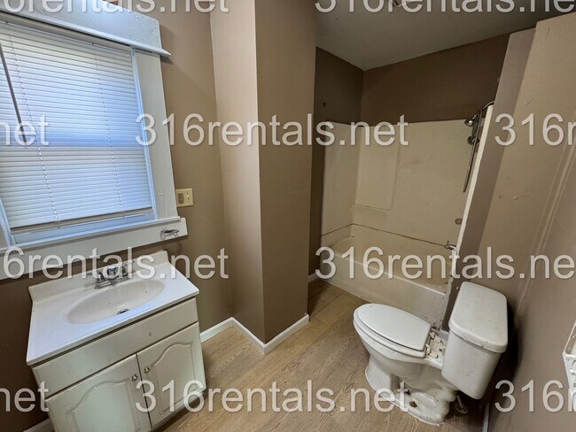 Building Photo - 1611 N Poplar St