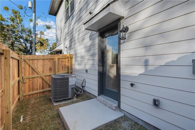 Building Photo - 601 W 24th St