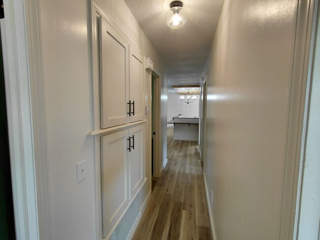 Building Photo - Home close To FLW