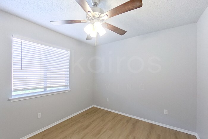 Building Photo - 4914 Glenoak Dr