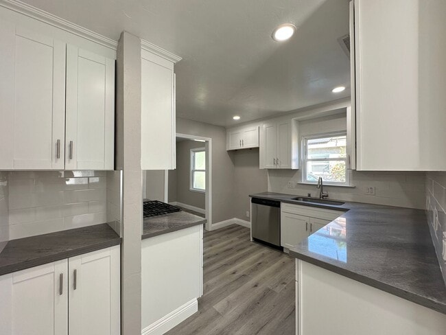 Building Photo - Remodeled Gem in Desirable Neighborhood